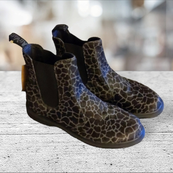 NWT Dr martens flora Chelsea boots size 9. Giraffe print in black and gr…